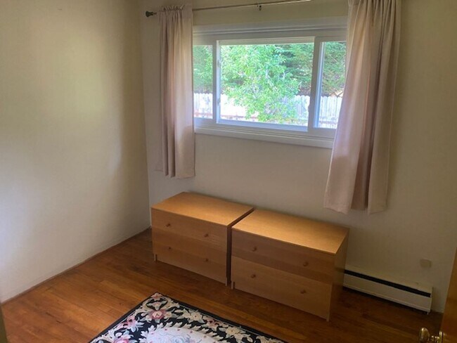 Building Photo - Beautifully Landscaped 3 bdrm, 2 bath Hous...
