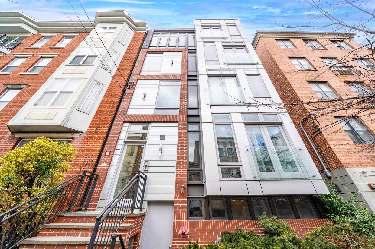 Primary Photo - 516 Monroe St