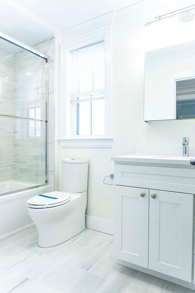 Building Photo - Sparkling, Renovated 3 bedroom/2 bath duplex with Laundry in Unit