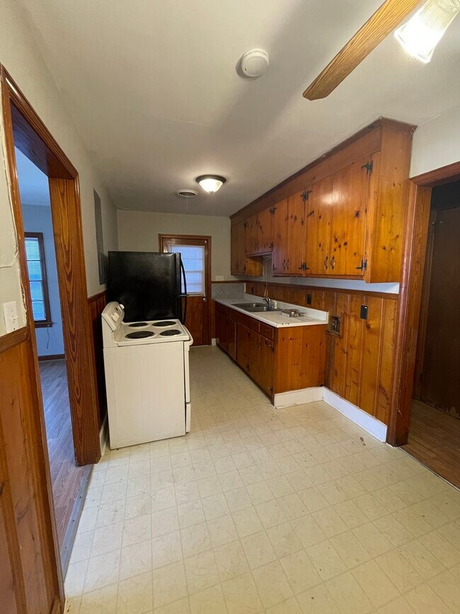 Building Photo - 2 bedroom 1 bathroom Duplex style home ava...