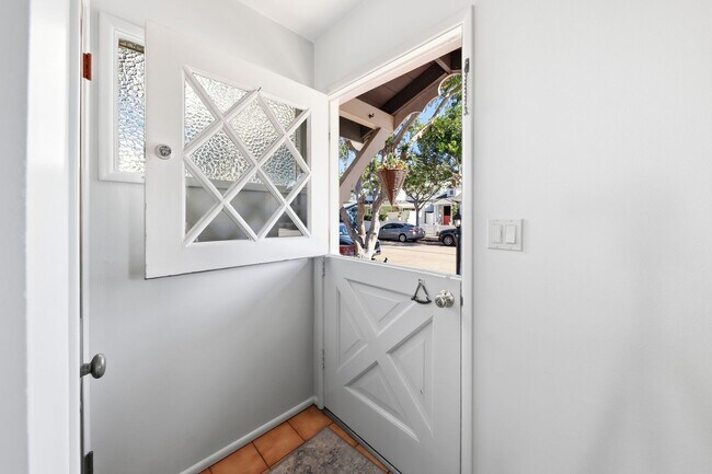 Foto del edificio - Furnished Balboa Peninsula Point Cottage Home | Available November 1st – April 30th