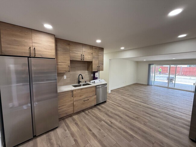 Foto del edificio - 7 Bed House in Prime Location, Steps to Ca...