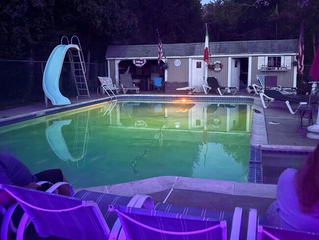 Foto del edificio - 8 Brackett Rd