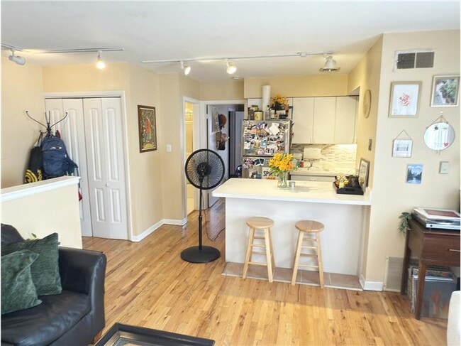 Photo - 715 W Diversey Pkwy Apartment