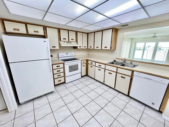 Foto del edificio - 1750 Commodore Blvd