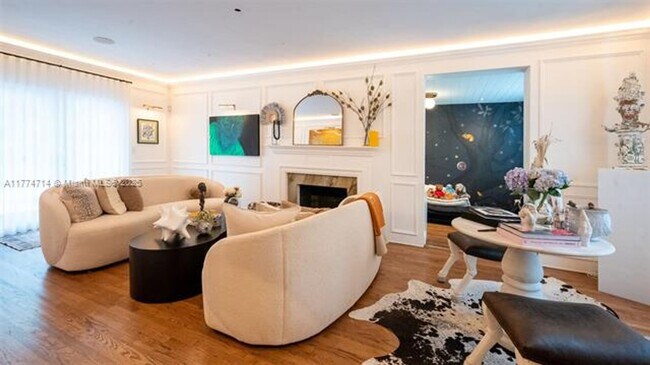 Foto del edificio - 677 NE 56th St