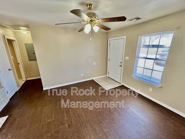 Foto del edificio - 218 E 14th St