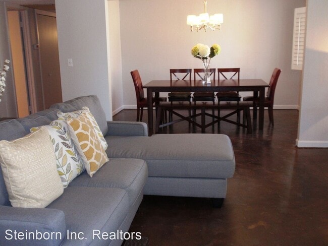 Building Photo - 3 br, 3 bath House - 132 N. Trevino