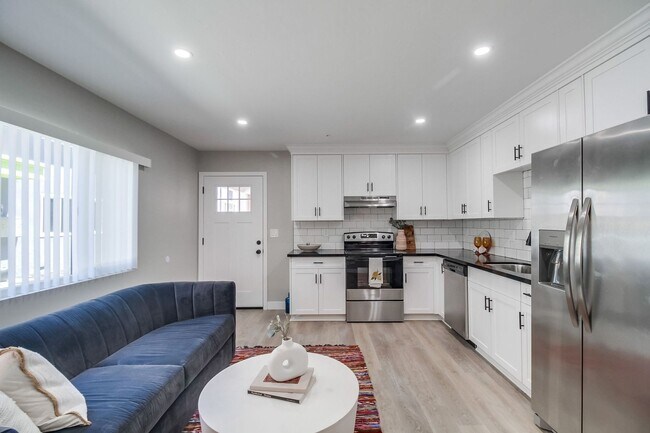 Foto del edificio - Duplet at Hillcrest | Modern Studio, 1 & 3 Bedroom Apartments