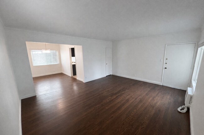 Foto del edificio - Remodeled 2BR in NoHo – Brand New Kitchen, 2 Parking Spaces, Walk to NoHo West Mall