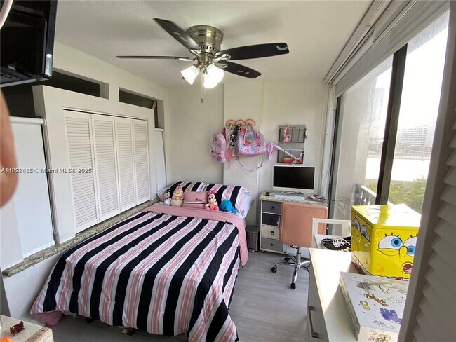 Foto del edificio - 17021 N Bay Rd