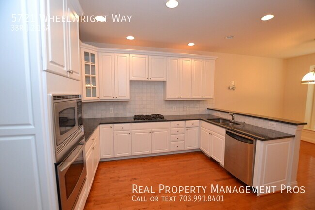 Building Photo - Beautifully Updated Townhome In Dominion V...