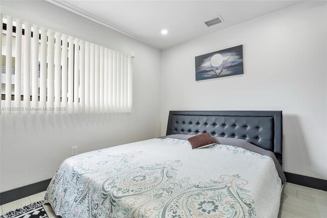 Foto del edificio - 100 NE 71st St