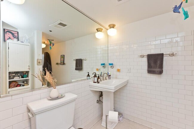 Building Photo - 1 bedroom in Chicago IL 60607
