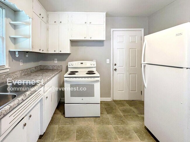 Foto del edificio - Lovely 3-Bedroom Home with Modern Comforts...