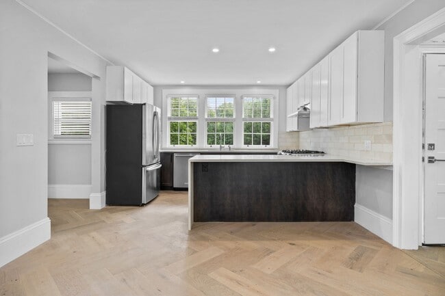 Building Photo - 476 Heath St