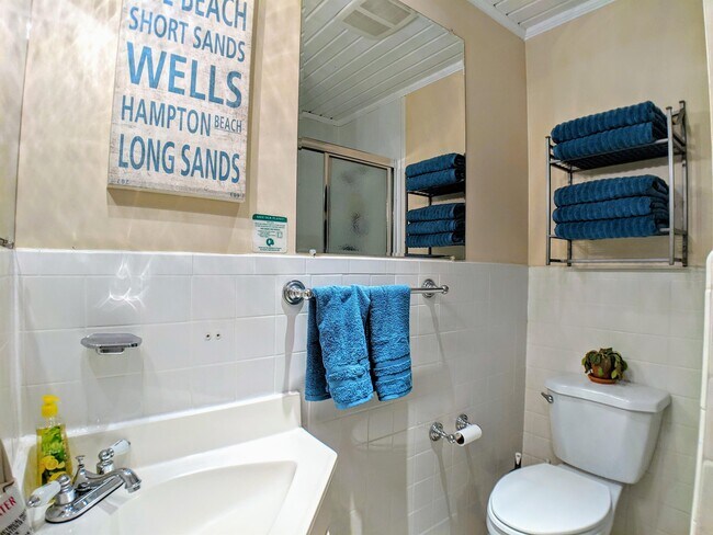 Building Photo - 885 Laconia Rd