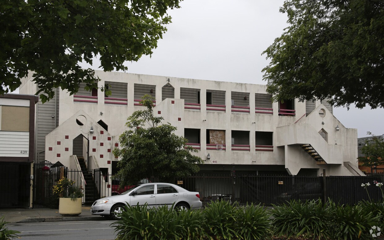 Foto del edificio - 441 W MacArthur Blvd