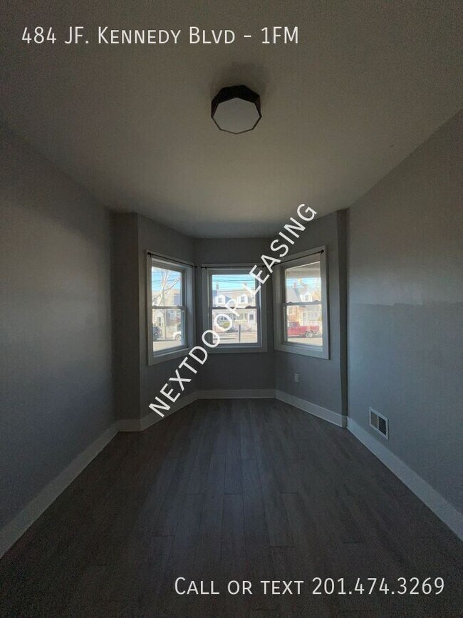 Foto del edificio - 484 John F. Kennedy Blvd