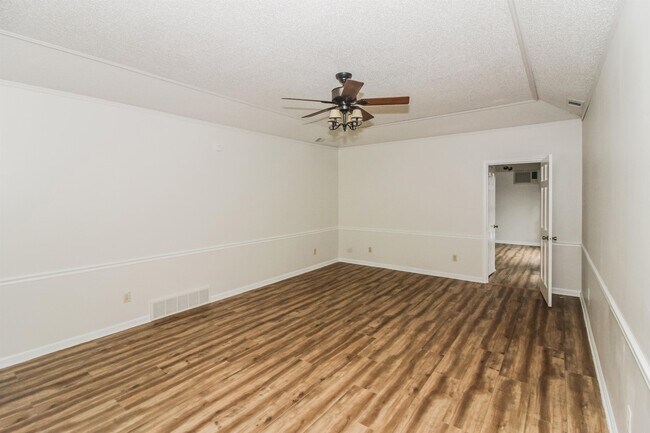 Building Photo - 4745 Ross Rd