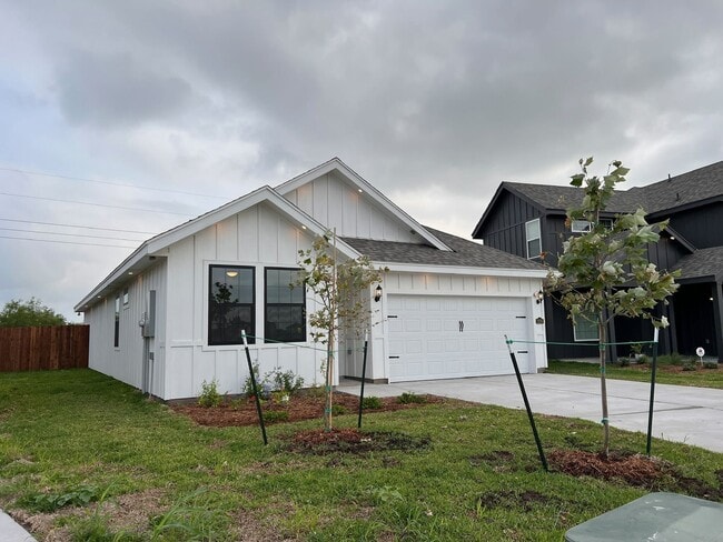 Building Photo - 2256 Grove Ln