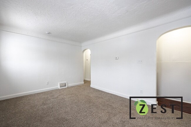 Building Photo - OPEN HOUSE- 12/23! 4PM-4:30PM! Beautiful 3 BED 1 BATH!