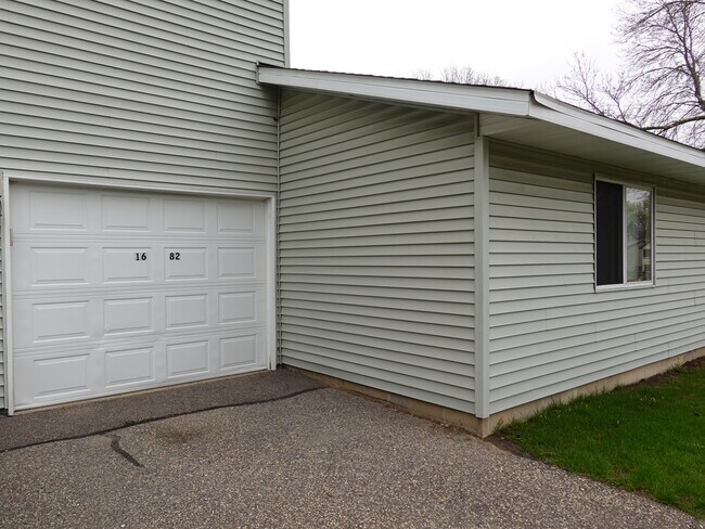 Building Photo - 1682 Helena Rd N