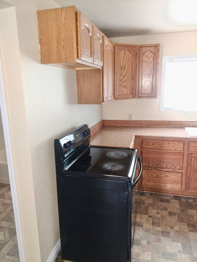 Building Photo - 2 Bedroom, 1 Bath with Office, Barn, Pastu...
