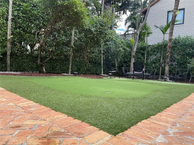 Foto del edificio - 454 Rosaro Ave