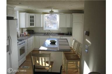 Building Photo - 208 Colonial Ave