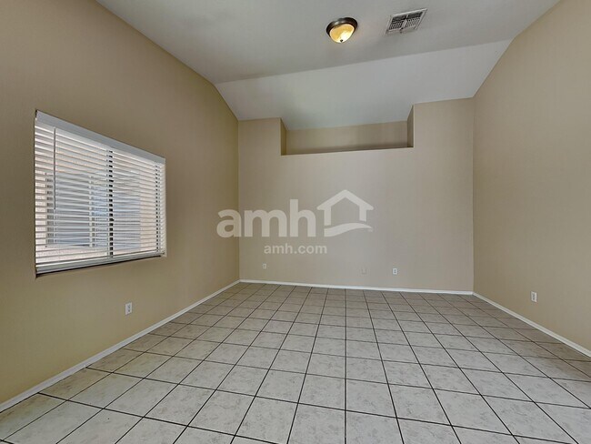 Building Photo - 6323 W Winslow Ave