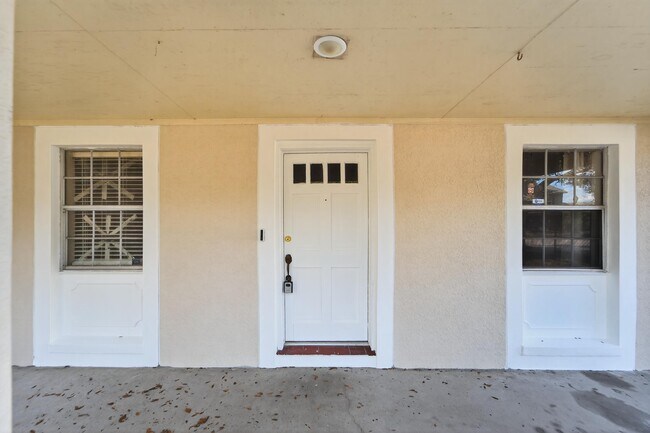 Foto del edificio - 1712 Village Ct