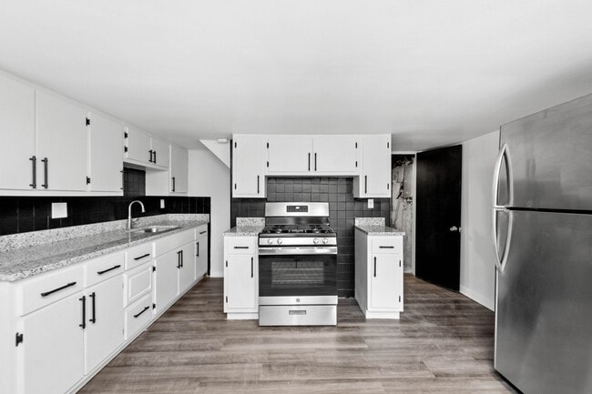 MOVE IN SPECIAL! SCORE HALF OFF 1ST MONTH'... - MOVE IN SPECIAL! SCORE HALF OFF 1ST MONTH'... House