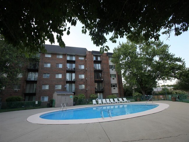 Foto del edificio - Lisle Station Apartments