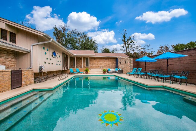 Foto del edificio - 7307 Spring Valley Rd