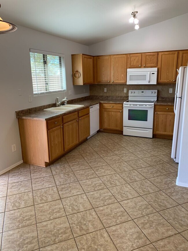 Building Photo - COMING SOON! Beautiful 3 Bed 2 Bath Home o...