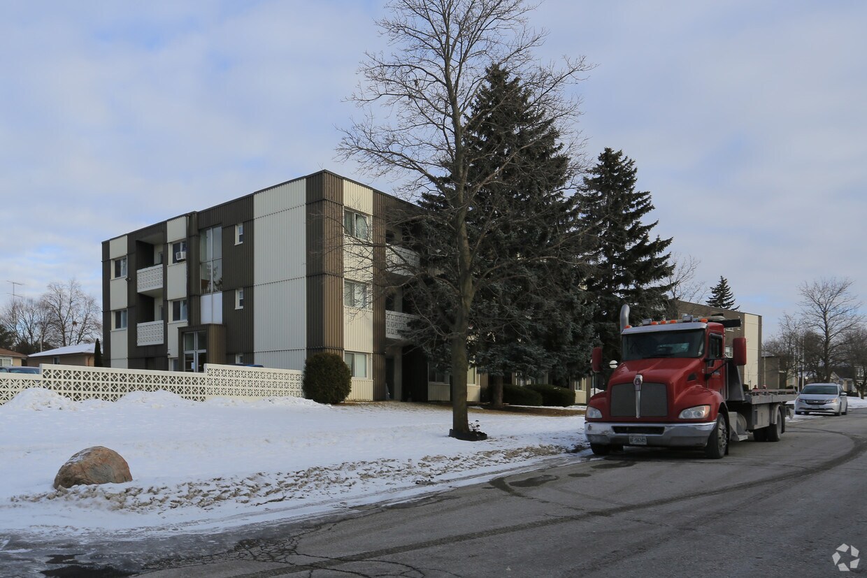 Building Photo - 4 Birkshire Ct