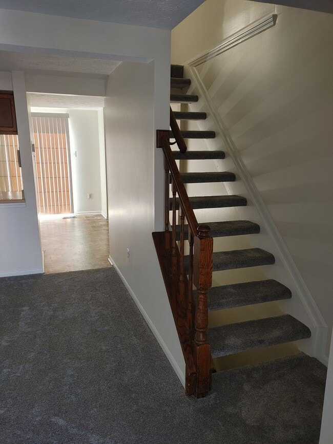 Building Photo - WOODBRIDGE CENTER END OF GROUP TOWNHOUSE