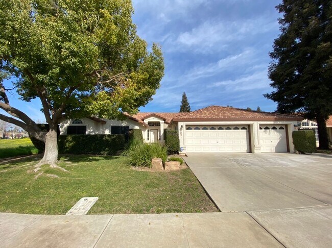 Foto del edificio - 4 bedroom with a 3 car garage!