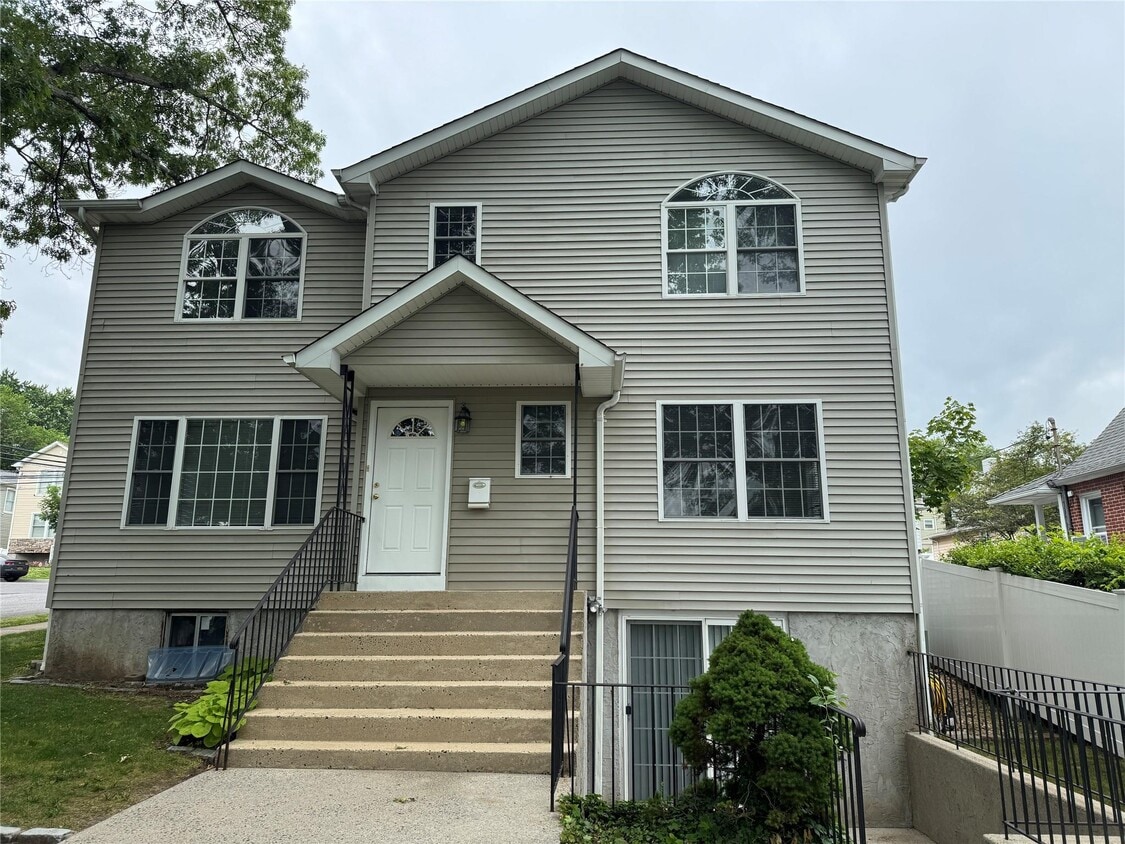 Primary Photo - 40 Linwood Rd N