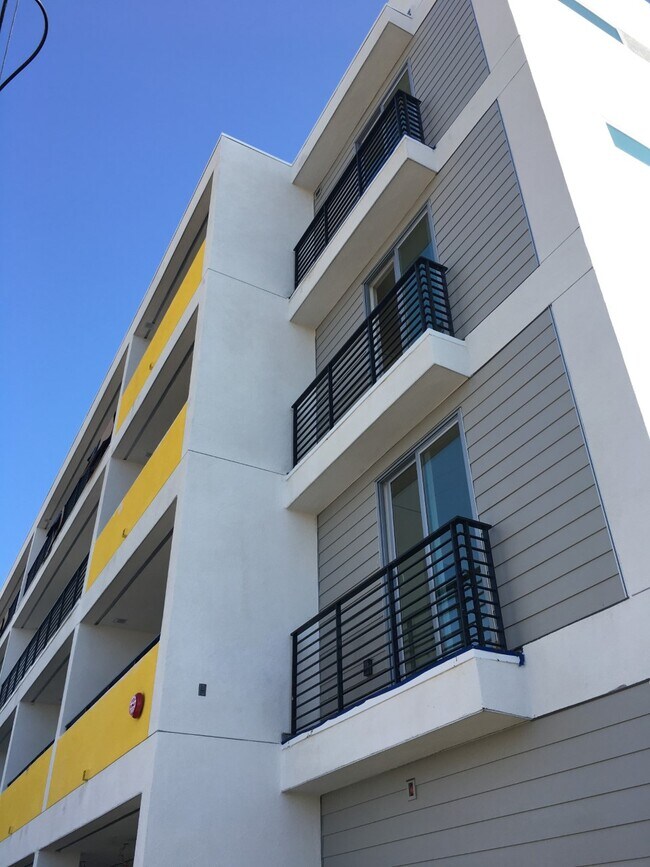 Foto del edificio - C + C Flats on Church and Center