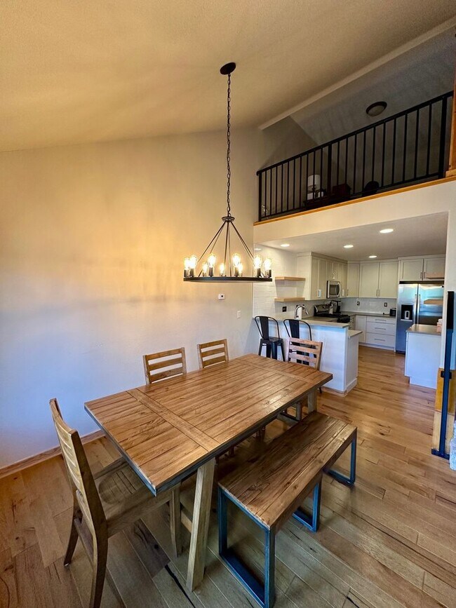 Foto del edificio - 4BD Duplex - Premium Location, Lots of Space, Nice Finishes
