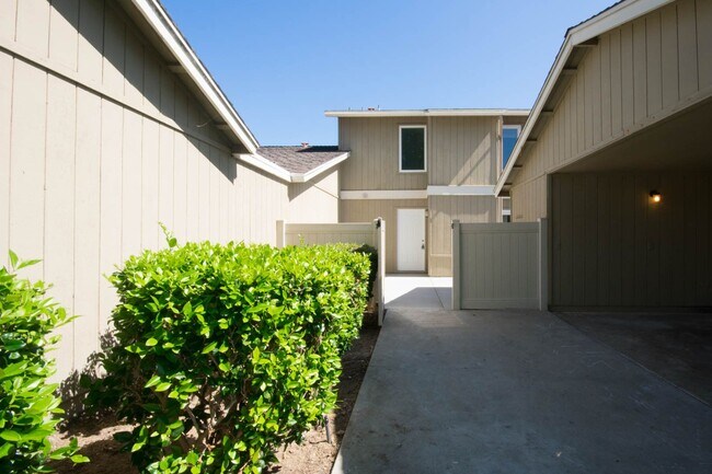 Building Photo - 2 Story 3 Bed Condo in the Village Park Co...
