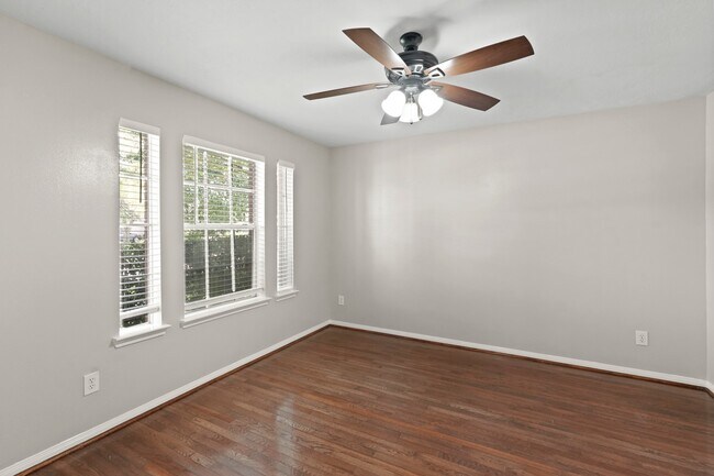 Foto del edificio - 2922 Glencullen Ln