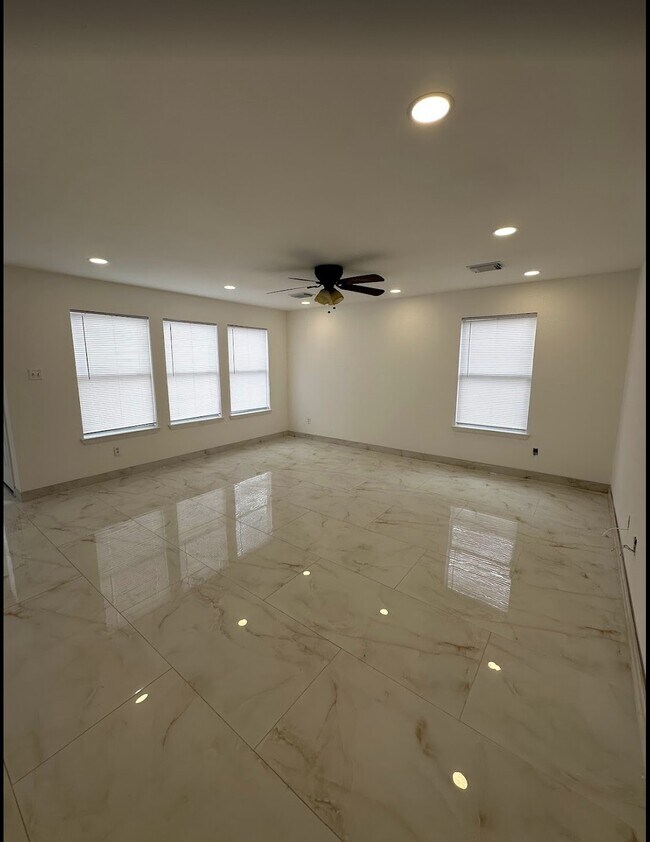 Foto del edificio - 9611 Rads Point