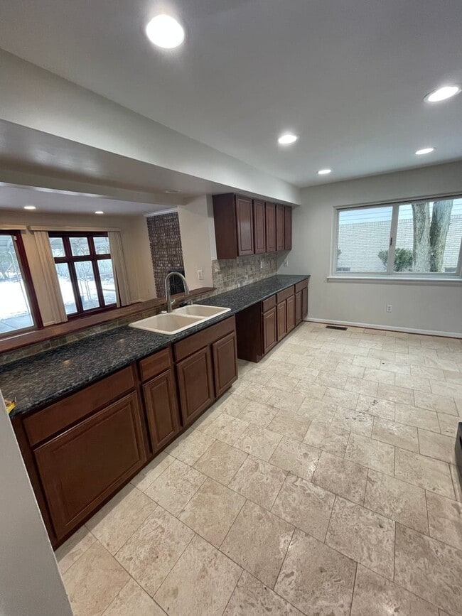 Building Photo - Beautiful home in Lathrup Village--3br/2.5ba/Basement/Attached Garage