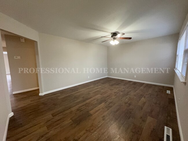 Foto del edificio - Charming 4-Bedroom Home with Large lot!
