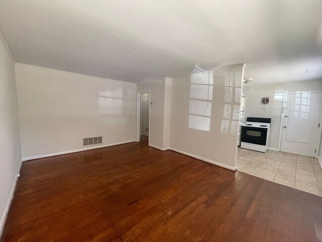 Building Photo - 2 BEDROOM IN AMAZING FIVE POINTS LOCATION!