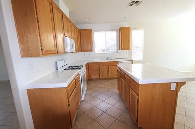 Foto del edificio - 40269 Miklich Dr