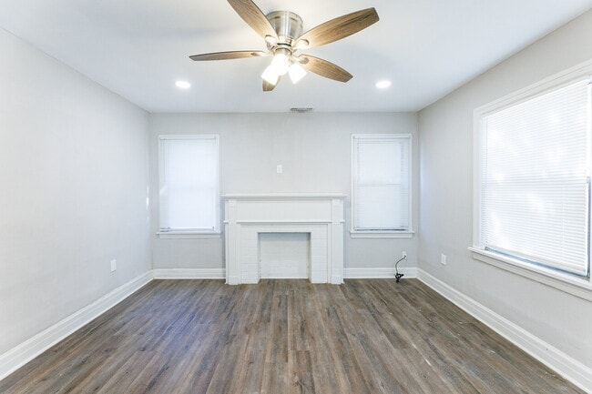 Building Photo - Cute 2 story home